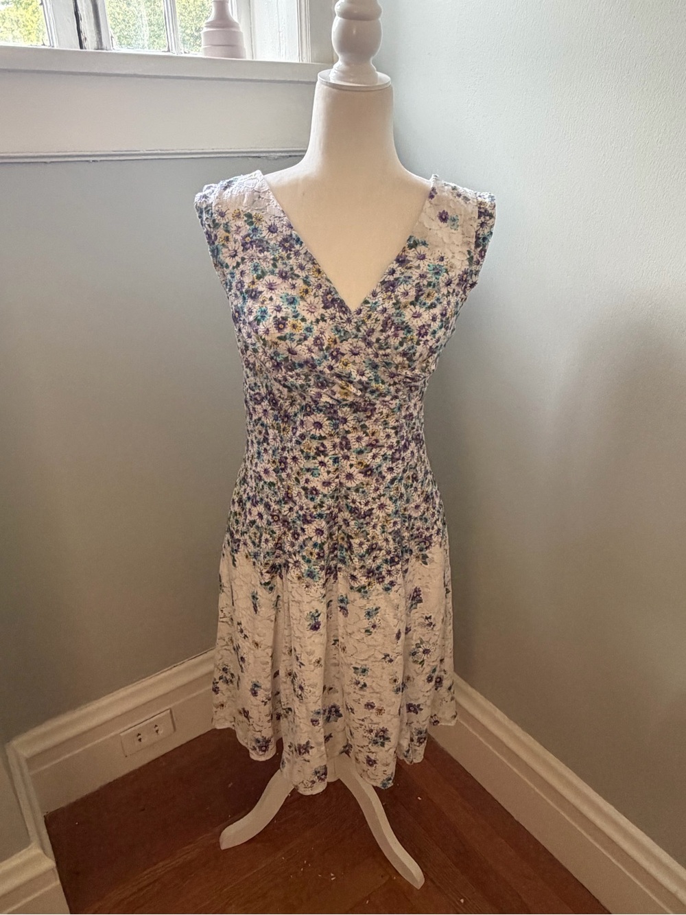 Betsey Johnson Floral Lace Fit & Flare Dress Cream Purple Blue Sleeveless Size 8 - Picture 5 of 8